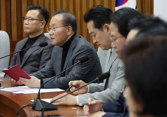 윤재옥(왼쪽 두번째) 국민의힘 원내대표가 원내대책회의에서 발언을 하고 있다. [연합뉴스]